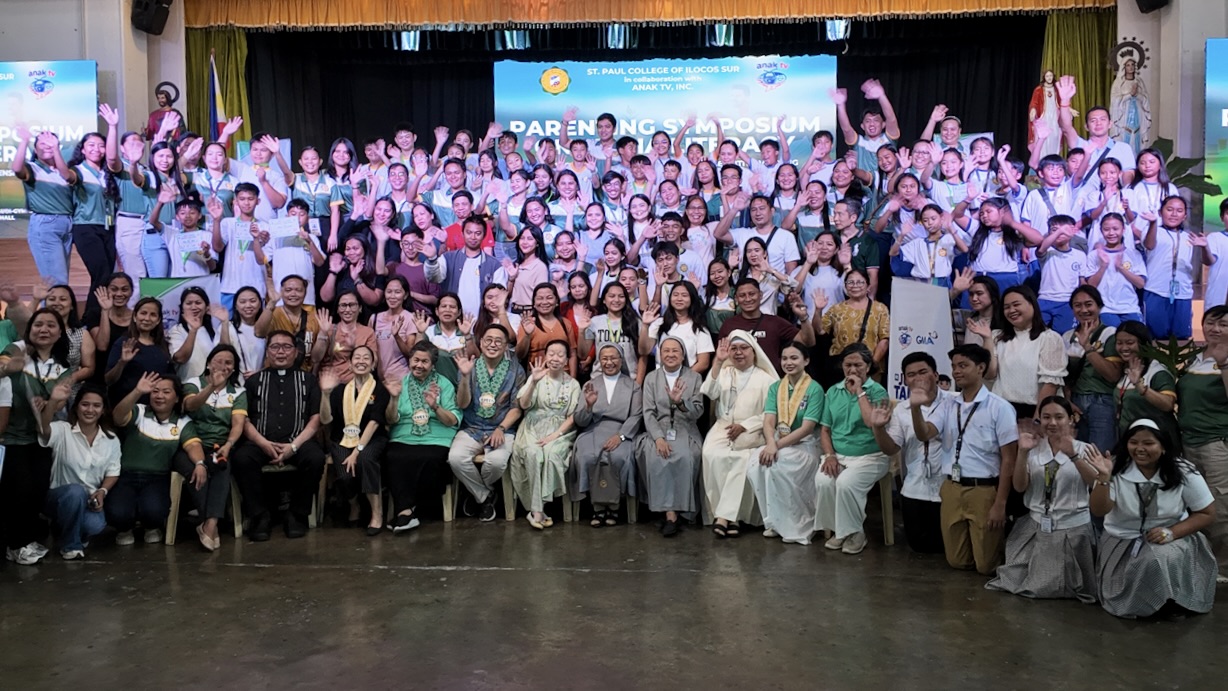 A group photo at the conclusion of the first leg of the Anak TV Media Literacy Symposium in Ilocos Sur, which also marked the start of the nationwide screenings and voting for the 2026 “Anak TV Awards.”